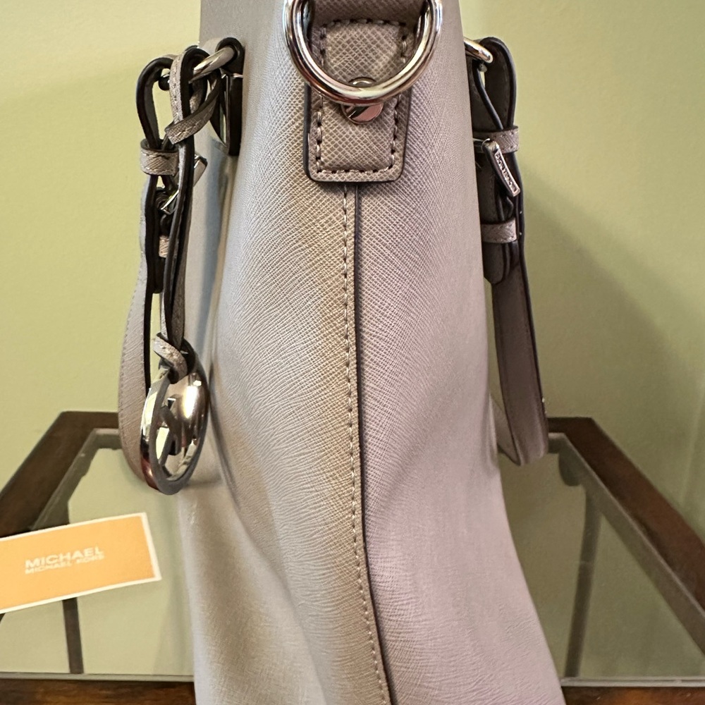 New Michael Kors cross grain light gray leather shoulder bag - Picture 8 of 11